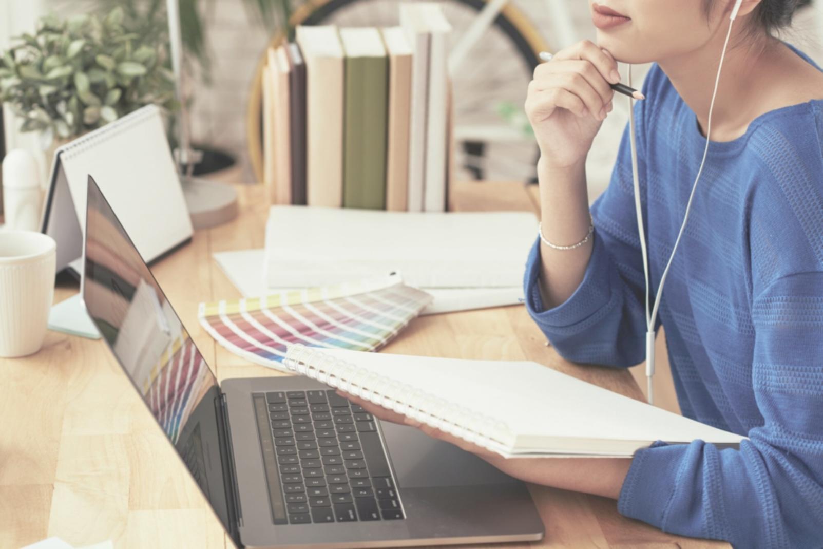 Familia planificando su presupuesto mensual en la mesa del comedor