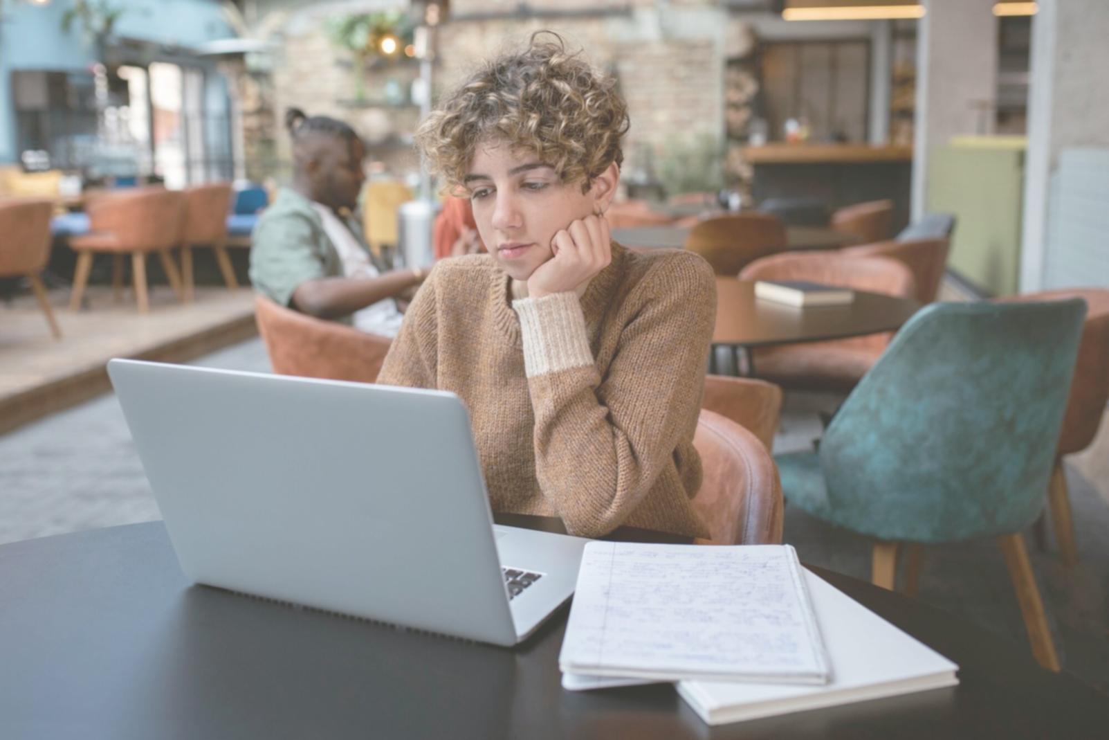 Persona organizando facturas y documentos financieros en su escritorio