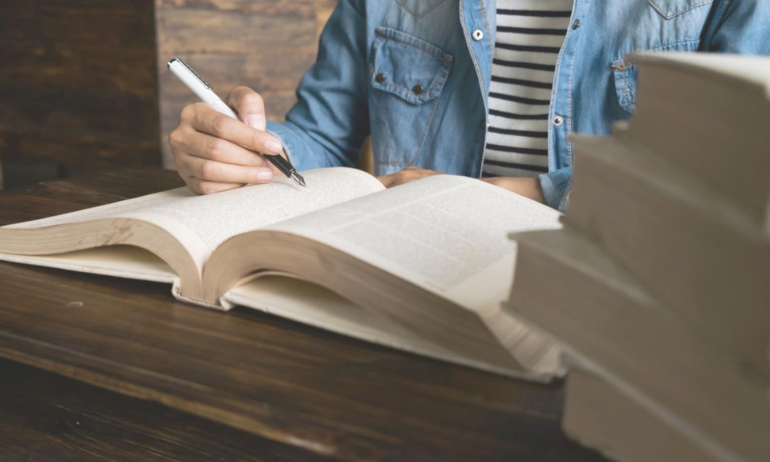 Estudiantes participando en sesión práctica de presupuesto familiar