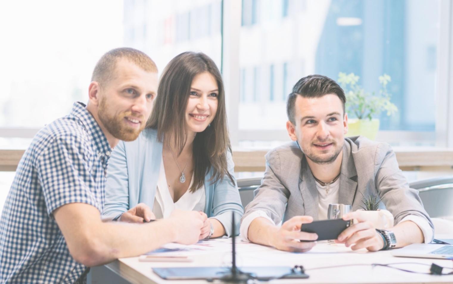 Calculadora y gráficos de gastos mensuales sobre una mesa