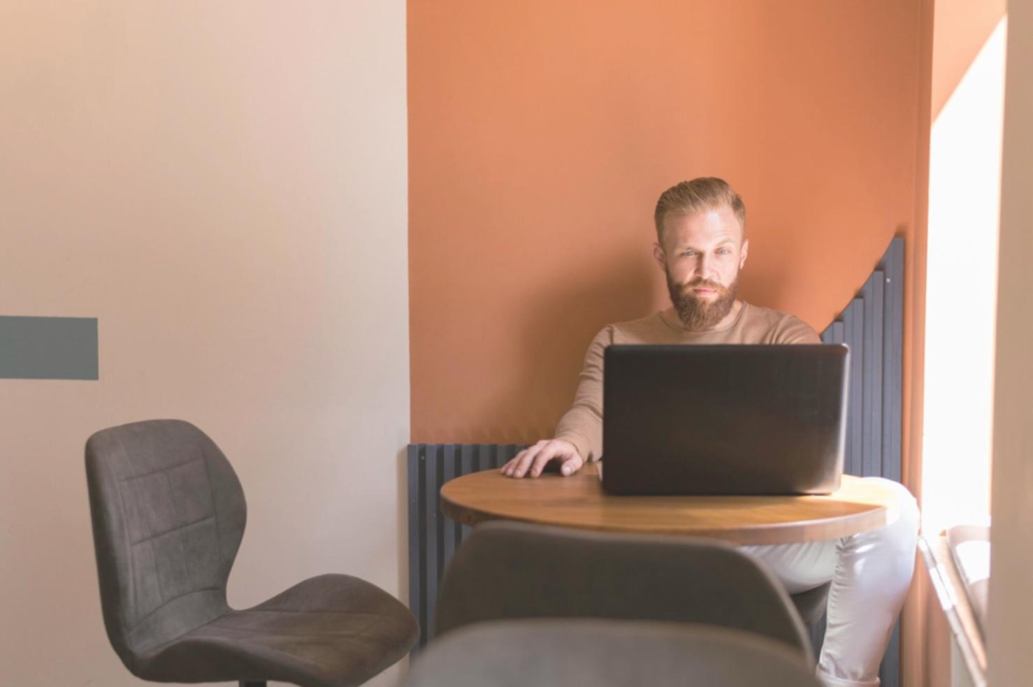 Taller de educación financiera en biblioteca local de A Coruña